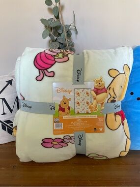 Disney Winnie the Pooh & Piglet Spring Easter Twin Plush Blanket